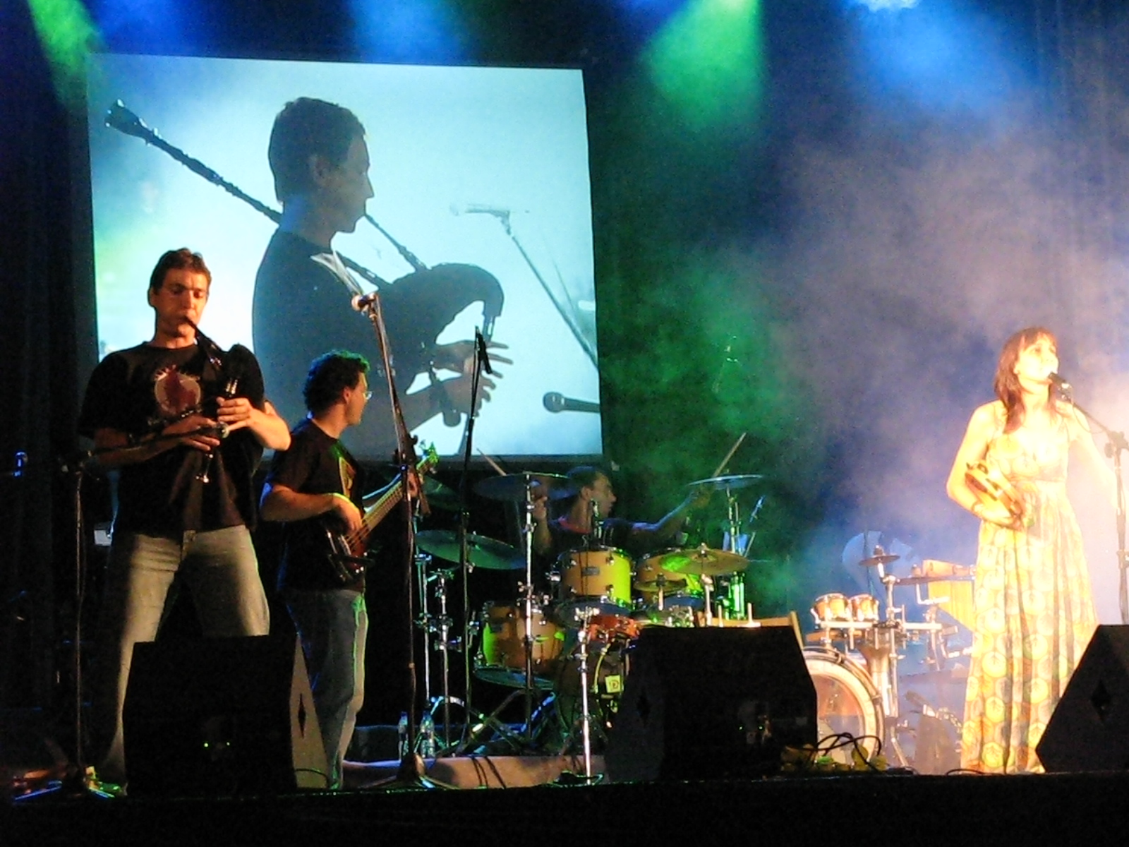 El grupo tocando en directo